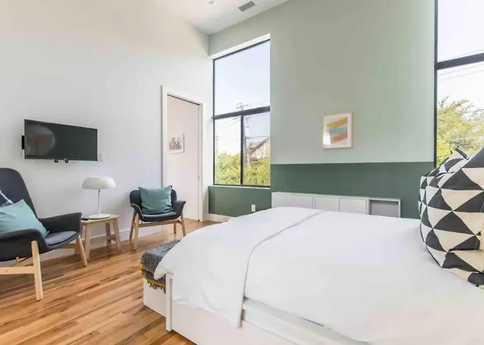 Glamorous Perfectly Located Luxury 2 Bed Townhome